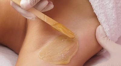 Beautician,Is,Removing,Hair,From,Young,Female,Armpits,With,Hot