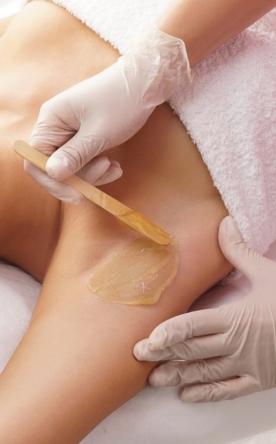 Beautician,Is,Removing,Hair,From,Young,Female,Armpits,With,Hot