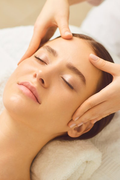 Beautiful,Girl,Has,A,Facial,Massage,In,A,Beauty,Clinic.