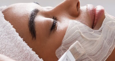 Aesthetic,Procedure.,Beautician,Applying,Clay,Face,Mask,On,Black,Woman